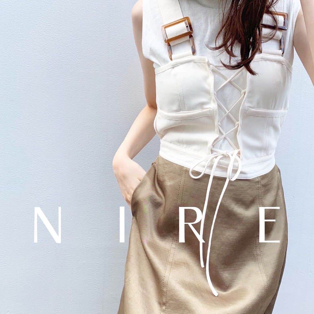 江本るり恵さんのインスタグラム写真 - (江本るり恵Instagram)「この度、私がブランドディレクターを務める新アパレルブランドが立ち上がることになりました。  ブランド名は『NIRE(ニレ)』です。  一人一人に寄り添う一生の大切な洋服がテーマです。♡  今回TOKYO BASEさんとご縁があり、たくさんサポートしていただきながら年明けから少しづつ準備を始めてきました。 初めてのことで自分のイメージが伝わるのか、形になるのか不安な中、スタッフさん、デザイナーさんがしっかりと気持ちを汲み取ってくださりとても素敵なお洋服が完成しました。 本当に感謝しています。♡  学生時代から大好きなvintageのように何世紀も愛され人から人へ受け継がれるようなアイテムになるように、、現代のcleanさやnaturalを加えたお洋服作りを目指します。  皆様にとって大切な大切な1着になりますように、、✨  8/12にブランドサイトがオープンになりオンラインのみで購入可能となりますのでまたお伝えさせていただきます。🌿  @nire_tokyo のアカウントでお洋服の情報更新していくのでチェックしてみて下さい🙏💓  #nire」8月4日 20時00分 - emotorurie