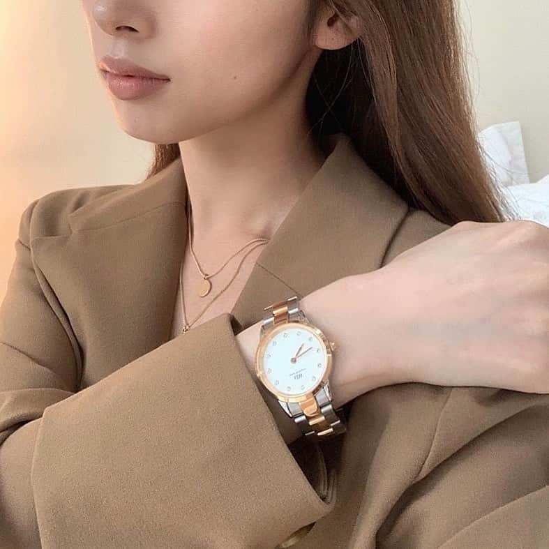 のインスタグラム：「new  watch⌚️🌙 thank you @danielwellington ! シルバーとローズゴールドのツートーンブレスレットがとっても好み☺️ 大人な気分🤭 . #ダニエルウェリントン#dwlumine」