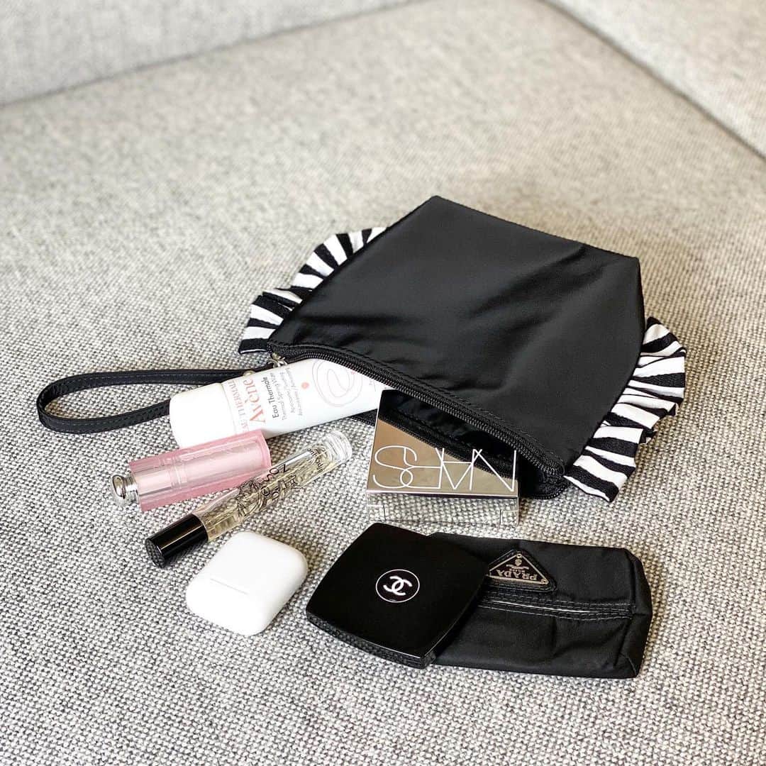 BORDERS at BALCONYのインスタグラム：「CITY POLY MINI POUCHはたっぷり収納できる優秀アイテム💄✨⁠⠀ ⁠⠀ ストラップはスナップ付きなので、大きなバッグにチャームのようにしてつけるのもオススメです。⁠⠀ 仕切りやうちポケットの無い大きなバッグにはインナーバッグとして使ってくださいね。⁠⠀ ⁠⠀ ワンマイルのおでかけには、コインケースやちょっとしたコスメ、スマホ、ハンカチも入るので、これ一つでOK！！⁠⠀ ⁠⠀ ⁠⠀ ⁠⠀ ⁠#bordersatbalcony #ボーダーズアットバルコニー #ボーダーズ #BORDERS #柴田陽子 #yokoshibata #citypoly #totebag #トート #ポシェット #ななめがけ #スマホポーチ」