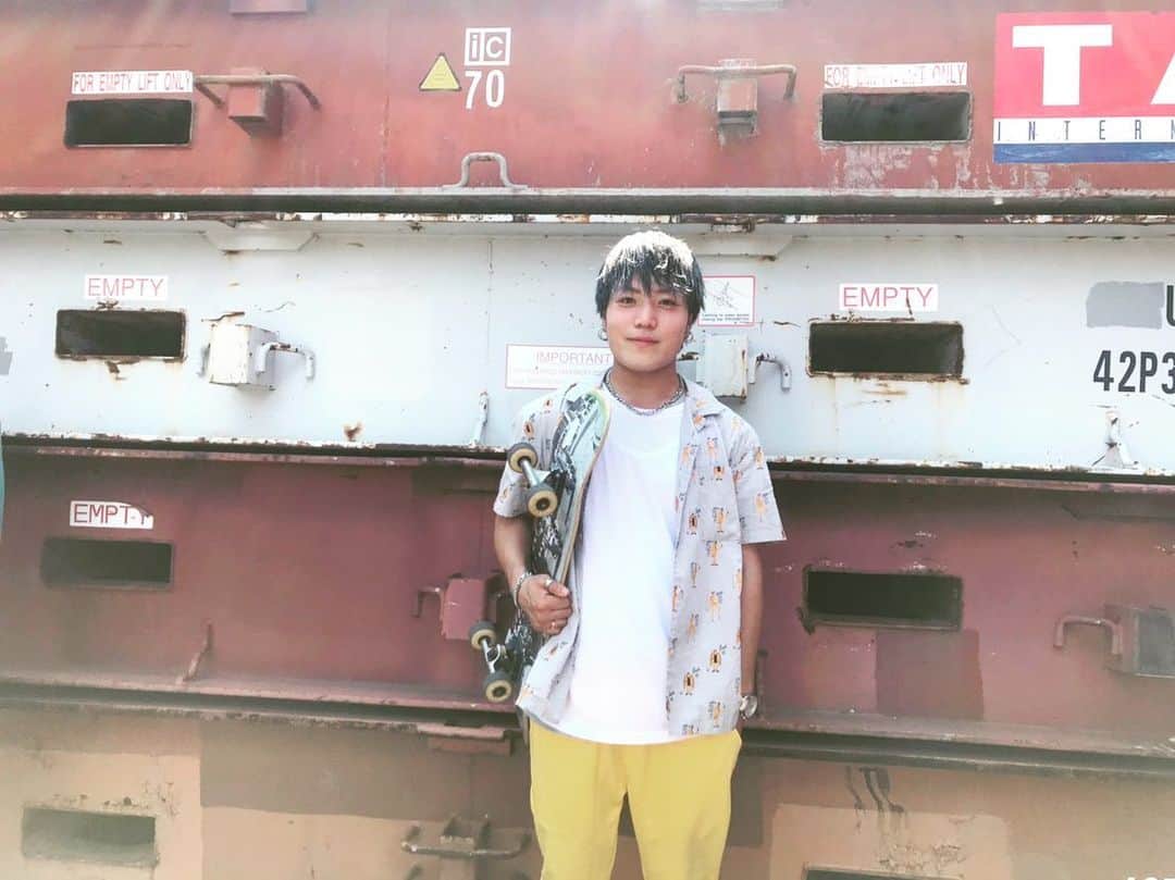 EINSHTEINさんのインスタグラム写真 - (EINSHTEINInstagram)「今日はMV撮影で数年ぶりにスケボー乗った🛹  もうめっちゃ夏やね〜🥵 みんな熱中症気つけてね  今から夜のラストスパート がんばってくるやぁ🎥🔥」8月4日 20時03分 - einshtein777