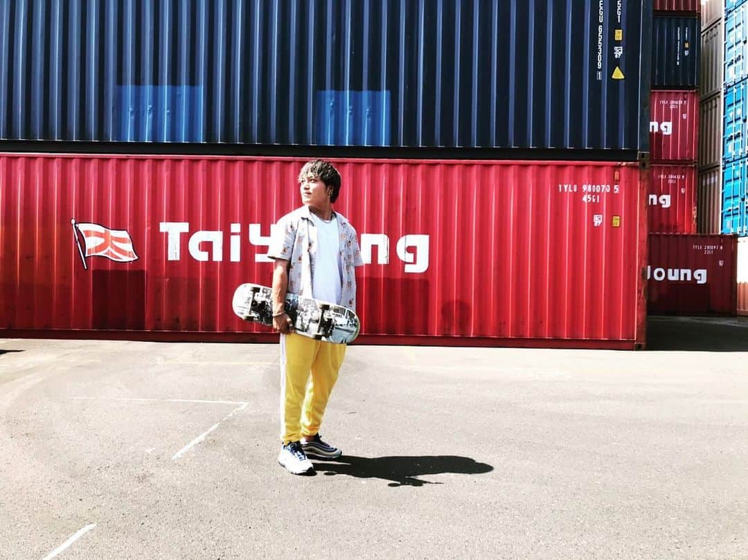 EINSHTEINさんのインスタグラム写真 - (EINSHTEINInstagram)「今日はMV撮影で数年ぶりにスケボー乗った🛹  もうめっちゃ夏やね〜🥵 みんな熱中症気つけてね  今から夜のラストスパート がんばってくるやぁ🎥🔥」8月4日 20時03分 - einshtein777