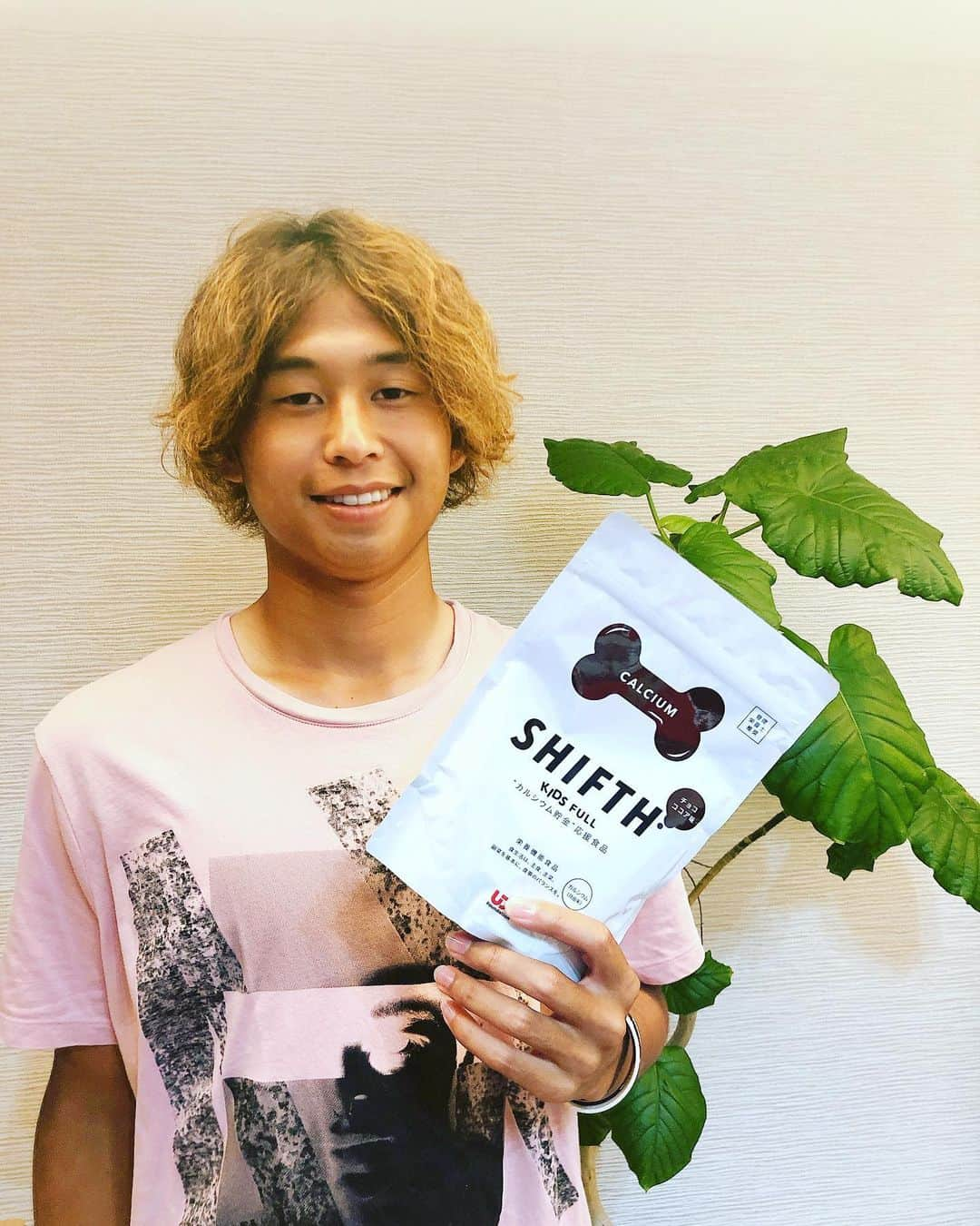 郷家友太さんのインスタグラム写真 - (郷家友太Instagram)「”SHIFTH”というブランドが立ち上がりました。  僕もそのブランドに参加しています。  ”SHIFTH”では、アスリートが開発に参加した商品を販売し、その売り上げの一部を社会貢献活動という形で、皆さんに還元していく仕組みになっています。  僕もこれからの取り組みにワクワクしています、 皆さんも楽しみにしていてください。  #SHIFTH #シフス #udnsports ‪#udn #udnfoundation‬ #サッカー #新ブランド #社会貢献 #日焼け止め #リストバンド #KIDSFULL #PERFECTSUNSCREEN」8月4日 20時13分 - yuta_goke27_official