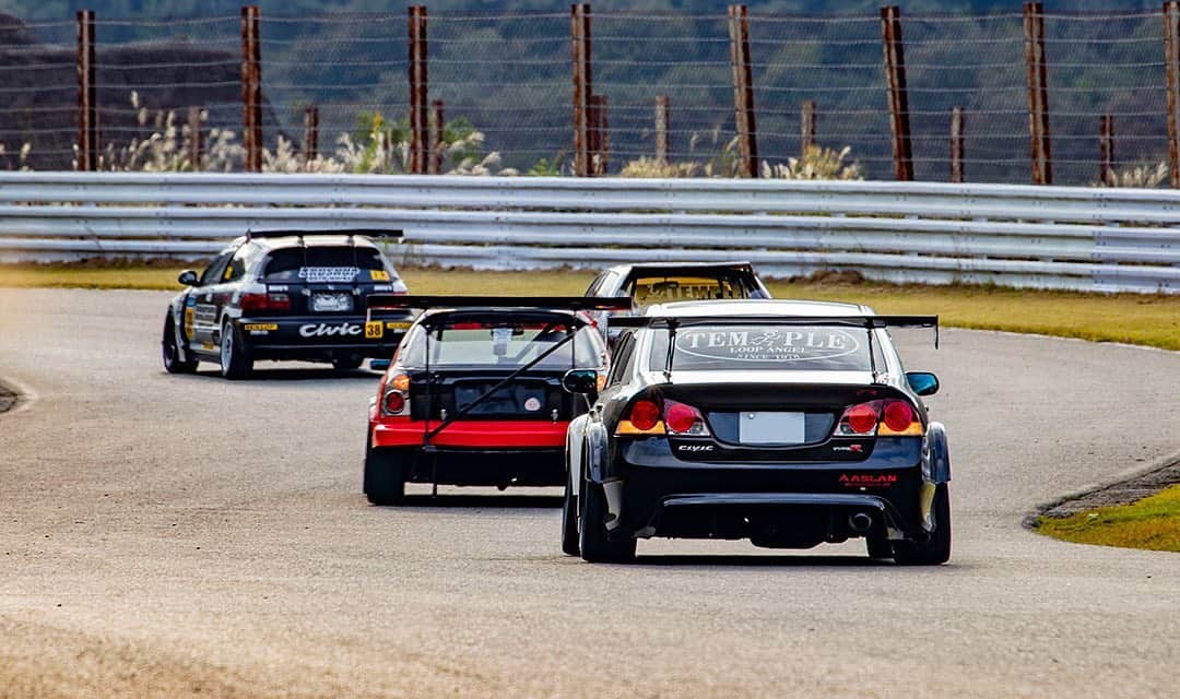 のインスタグラム：「_ ASLAN presents "HONDA ONE MAKE RACE" at Central Circuit on Nov-17 2019 _ _ Shot on 17-Nov 2019 "HONDA ONE MAKE RACE" organized by @aslan_inc_japan at Central Circuit (Hyogo, Japan) _ owner(EG6): @brushup_aw_osaka owner(EF9): @akari_fc3s owner(EK9): @akokatsu owner(FD2): @horiton_ton photo: @mistbahn _ _ JP) 2019年11月17日、セントラルサーキットで開催されたアスランさん( @aslan_inc_japan )主催の「ホンダ・ワンメイク・レース」にて撮影。 _ _ #hondaonemakerace #aslan #アスラン #aslan_inc_japan #centralcircuit #セントラルサーキット #honda #civic #hondacivic #ホンダシビック #シビック #ek9 #eg6 #ef9 #fd2 #kseries #k20a #bseries #b18 #b16 #osakajdm #kanjo #kanjostyle #kanjoracer #kanjozoku #timeattack #timeattackjapan #trackcar #hondasontrack」