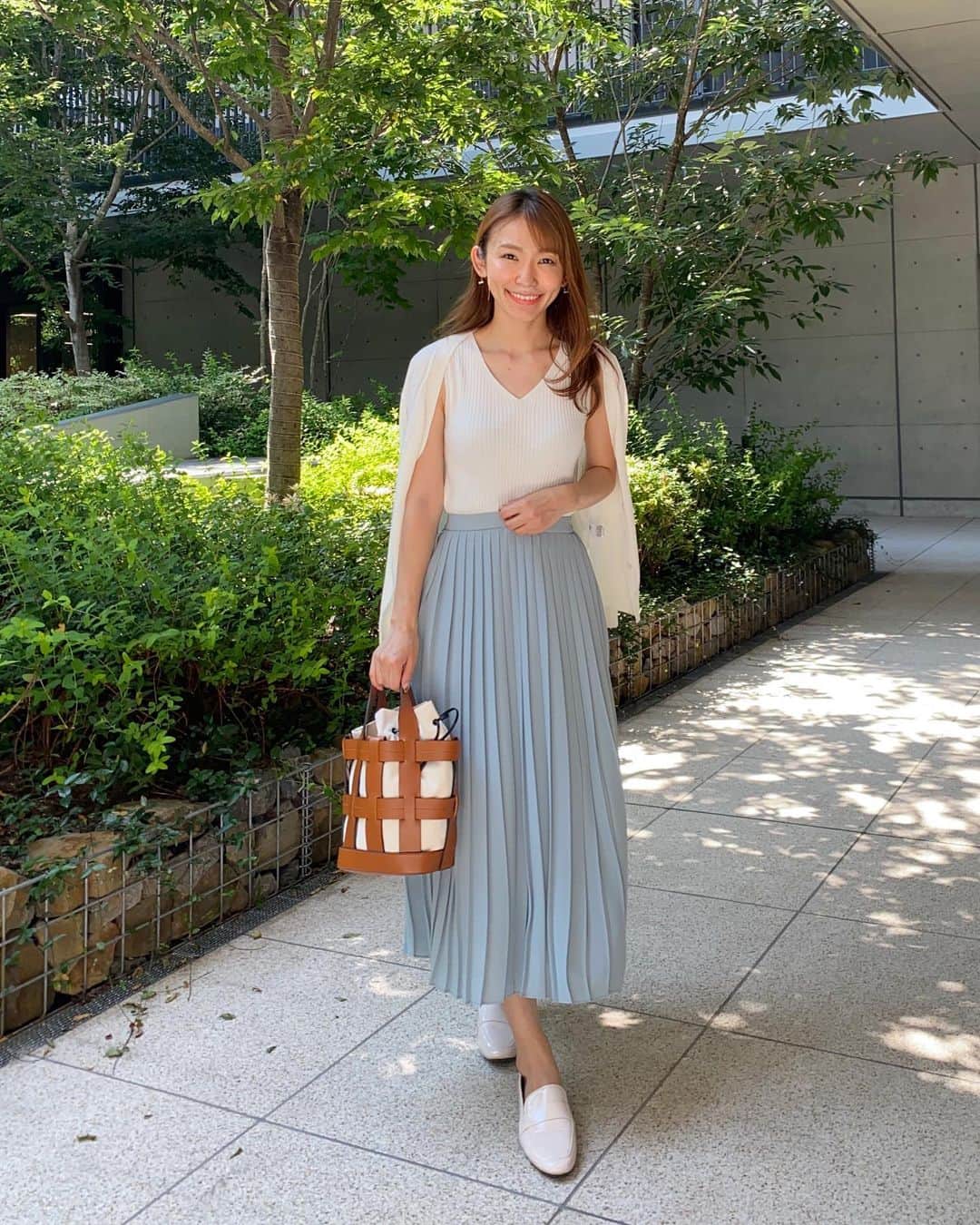 shizuka.watanabeさんのインスタグラム写真 - (shizuka.watanabeInstagram)「♡♡♡ ・ ・ 本日はポケモンGOして落として背面バッキバキになった大切なiPhone（ケース付けてなかったの🥺）を取り替えてもらいにApple Storeへ🍎 ・ ・ 行くってわかってたのに、、、、 しっかりとバックアップが取れてなかったみたいで😭 ・ 何もせず帰宅〜！！とは思いきや ・ せっかく外に出たのに無駄足にはしたくない❗️と帰りにちゃっかり気になってた携帯ケースGETしてきました❤️ ・ ・ ・ コーデは @gu_global の #ワイドリブvネックセーター #uvカットウォッシャブルvネックカーディガン  ・ 靴は新作の #シフォンフラットローファー  とても柔らかくて履き心地が良いよー🧡 ・ ・ ・ #gu #gumania #ジーユー　#きれいめコーデ #きれいめカジュアル #きれいめファッション #大人コーデ #大人カジュアル #30代ファッション #30代コーデ #30代 #姉妹ママ　#お洒落さんと繋がりたい #プチプラコーデ　#locari #r_fashion #162cm  #gu新作」8月4日 20時07分 - shizuka.watanabe