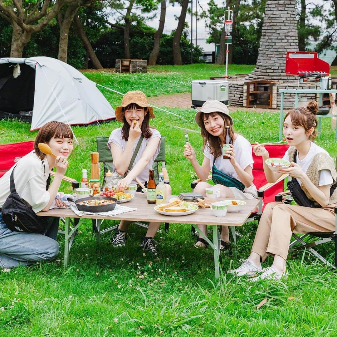 Coleman Japanのインスタグラム：「＼#merキャンプ部 初めてキャンプ公開中❣️／  女子だけでもできちゃう！手軽で可愛いキャンプライフ🏕️ ・ 女子キャンプはコールマンにおまかせ♪  簡単に組み立てられるテントや取り扱いやすい調理器具などが揃うから、憧れのキャンプを女子だけでも手軽にできちゃいます😊 ・ 【Coleman × mer】 #merキャンプ部 初めてキャンプ公開中❣️ https://bit.ly/319hVty ・ 【アウトドアワゴンプレゼント🎁】 今なら、アウトドアで大活躍の「アウトドアワゴン」を抽選で1名様にプレゼントいたします！応募詳細は〈7月31日の投稿〉をチェック👈 ・ ・ ・ #mer / @merweb_official  #宮崎葉 / @you_miyazaki #まる / @marumaru1530 #橋下美好 / @miyoshikun #村濱遥 / @_mura_hama ・ #灯そうColeman #灯そうコールマン #灯そう #Coleman #コールマン #Camp #キャンプ #Outdoor #アウトドア #Tent #テント #コールマンテント #BBQ #バーベキュー #アウトドアワゴン #picnic #ピクニック #私のコールマン」