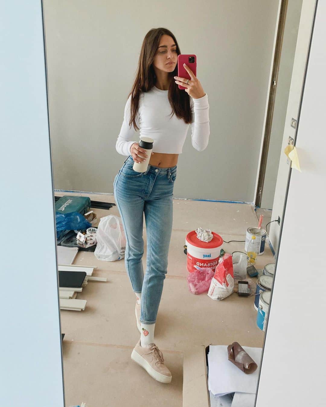 Zhenya Katavaのインスタグラム：「Мои рабочие будни в качестве Прораба 💙 После покупки квартиры на Жасминовой (я Минска вообще не знала на тот момент) могу с уверенностью сказать !... это самое прекрасное место в городе, я же теперь ещё официально Минчанка , а не Борисовчанка)」