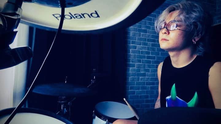 Tatsuya Amanoのインスタグラム：「Morning Routine😪﻿ ﻿ シャワー？🚿﻿ ストレッチ？🤸‍♂️﻿ ﻿  いやブラストビートでしょ🥁💥」