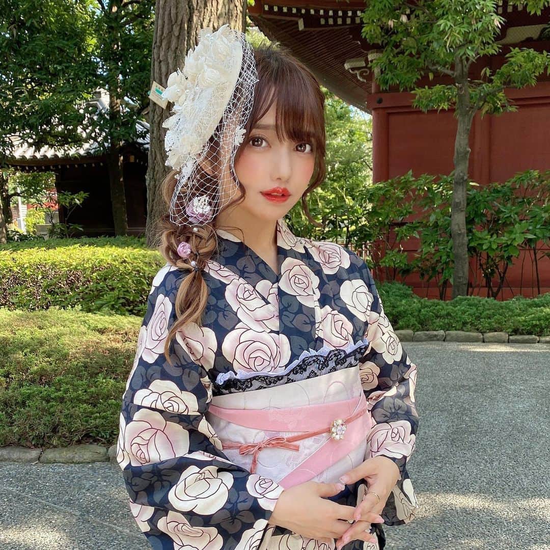 遠藤 玲奈 /endo renaのインスタグラム：「🥀🥀🥀 これまた新作の浴衣みたい ◡̈ 着用してるのはブラックだけど、ホワイトもあるからお友達と色違いで着てもよさそう💭 . 日常では着る機会ないものを 最近はたくさん着させてもらってます🦦💭 . あとヘアアレンジで編み込みすると、 インナーカラーが良い感じに出るの嬉しい🎨 . #浴衣 #ヘアアレンジ #浴衣ヘア #着物ヘア #浴衣女子 #浅草さわだ屋 #編み込みヘア #和装 #和服 #着物ヘア #浴衣コーデ #着物コーデ #浴衣レンタル #インナーカラー #アッシュ #グレージュ」
