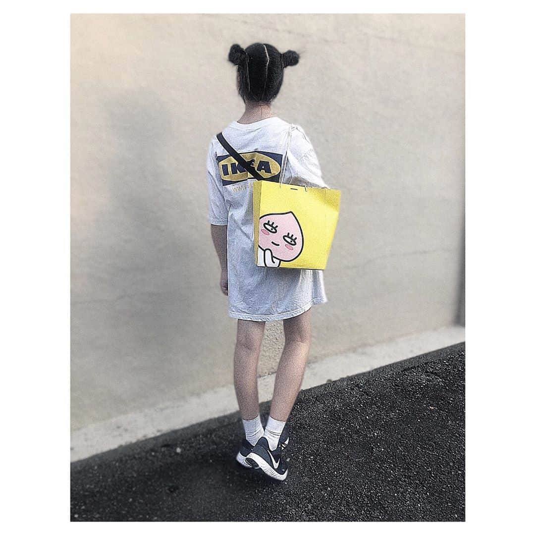 こあ（ゆずこあ）のインスタグラム：「大きめのTシャツをワンピみたいに 着るの好き🤍❕🥱 ・ ・ てか、IKEA行きたい🛒 ・ ・ あ、カカオの袋の中はメイクポーチと 男梅とカラコン➰」