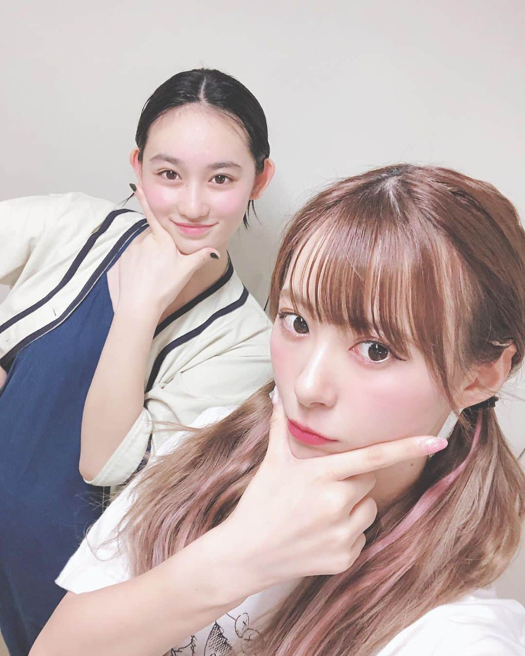 生田衣梨奈さんのインスタグラム写真 - (生田衣梨奈Instagram)「♥佐々木莉佳子ちゃん♥﻿ ﻿ Instagramに投稿する初めて♥️﻿ ﻿ Bチームでコンサートのチームが一緒なので写真を﻿ 撮ってもらいました♥﻿ ﻿ ステージ裏でも少しお話しますよー！！！﻿ ﻿ 野中情報で。。。﻿ えりと仲良く？お話？してみたいって言ってくれてる﻿ みたいで嬉しい！！！！！﻿ ﻿ そーいうのに乗っちゃうちょろいやつです笑笑﻿ ﻿ ﻿ ﻿ #morningmusume20 #モーニング娘20﻿ #helloproject  #顔面国宝﻿ #えりぽんかわいい #アイドル﻿ 存在が #インスタ映え #かわいい﻿ #Love #beauty﻿ #followme #makeup﻿ #Instagram #instagood﻿ #메이크업 #얼스타그램﻿ #ig_Japan #팔로미﻿ #フォロー歓迎 #ootd﻿ #佐々木莉佳子 #コンサート﻿ #レアショット ？  #photo﻿ #いいね #cover﻿ #IDOL #골프﻿ #SELFIE #셀카」8月4日 20時15分 - erina_ikuta.official