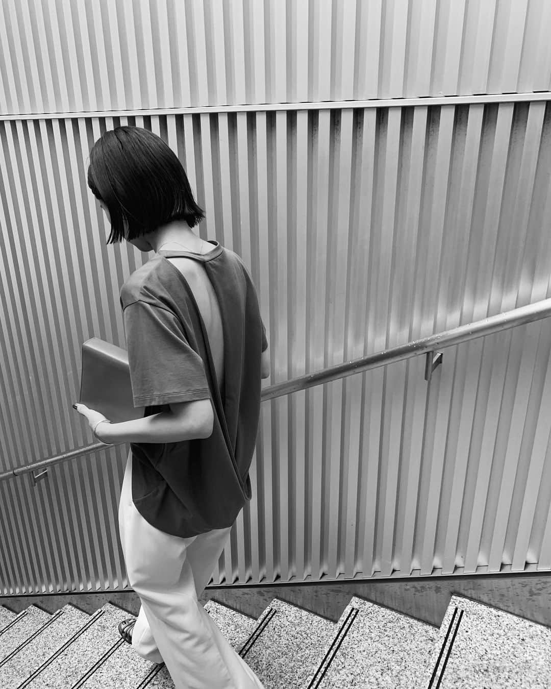 中村真里さんのインスタグラム写真 - (中村真里Instagram)「.﻿ また違ったTシャツのバリエーションが増えました。フロントはシンプルに、後ろ姿に印象があるTシャツは生地の重なりと夏らしい肌見せを楽しんでください😌梅雨も明けたのでね ﻿ ヌーブラで背中を綺麗に見せる着方が好きですが、キャミなどのインナーをちらりと覗かせて色のコントラストを楽しむのもオススメです◎﻿ ﻿ ◽︎ Back conscious cut tops (8/5-)﻿ ◽︎ Straight centerpress PT﻿  ﻿ #RIMARK#RIMARK_staffsnap#RIMARK_Backconsciouscuttops#RIMARK_Straightcenterpress﻿」8月4日 20時15分 - _marinakamura_