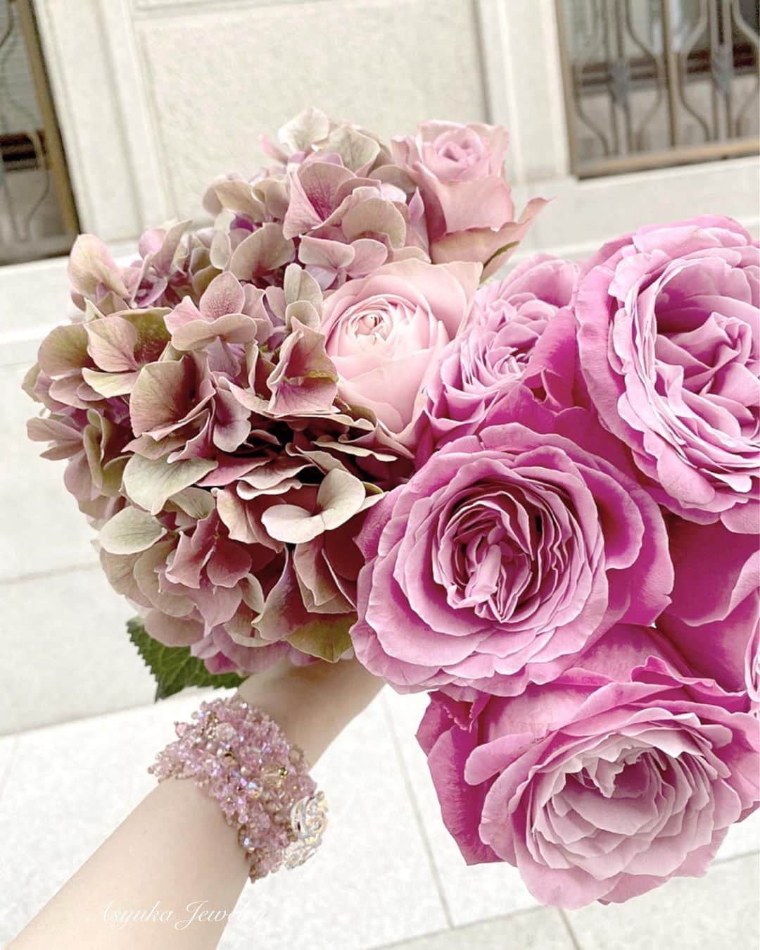 Yuka Kaedeさんのインスタグラム写真 - (Yuka KaedeInstagram)「今日のお花は…♡ * 帰りにいつものお花屋さんへ♪ 素敵な紫陽花が沢山入ってました‼︎(^^)♡ * * #loveroses#beautifulroses#roses」8月4日 20時15分 - _asyuka_