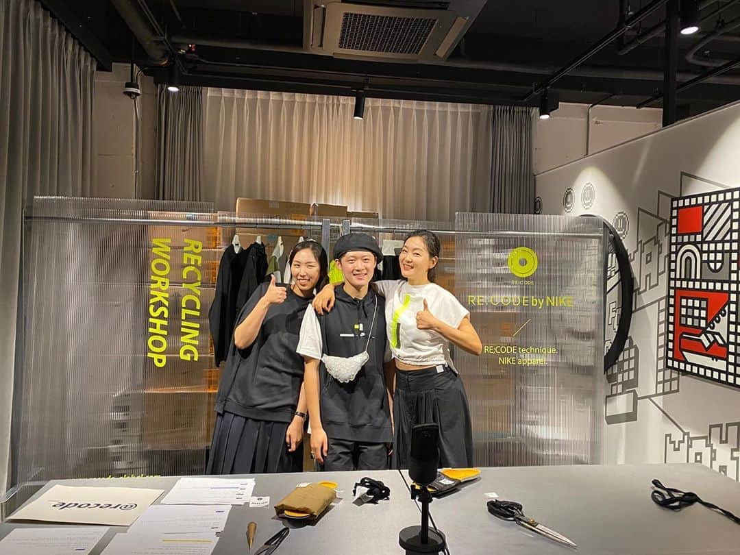 のインスタグラム：「#안쓰리  오늘 #래코드바이나이키 라이브 워크숍에서 결성했어요. #싹쓰리 말고 #안쓰리. #현명한소비 #가치있는소비 를 위해 안쓰리~ 덜쓰리~  환경을 생각하는 브랜드 #래코드 그리고 #나이키 가 만든 워크숍. 함께 한 시간 감사했습니다.  지구를 위해 패션브랜드도 변하고 있어요!!! 👏👏👏👏👏」