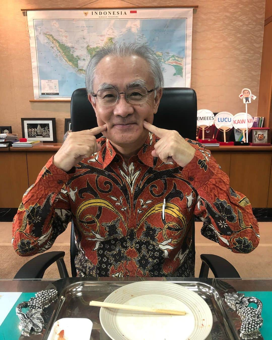 石井正文さんのインスタグラム写真 - (石井正文Instagram)「Hari ini saya makan mie goreng, salah satu makanan Indonesia yang terkenal🌱 Sebelum makan, jangan lupa menggunakan hand sanitizer... Karena enaknya, setelah makan tanpa sadar saya tersenyum 😁  本日はミーゴレンをいただきました！定番インドネシア料理のひとつです🌱食べる前は、手の消毒も忘れずに。美味しかったので食後は思わずニッコリ😁です。  #dutabesarjepang#dubesishii#makansiangdubes#ishiitaishi#exploreindonesia#makanankhasindonesia #seriemakansiangdubes#サラメシ#大使メシ#ジャカルタ#インドネシア#jpnambsindonesia#quicklunch#miegoreng」8月4日 20時30分 - jpnambsindonesia