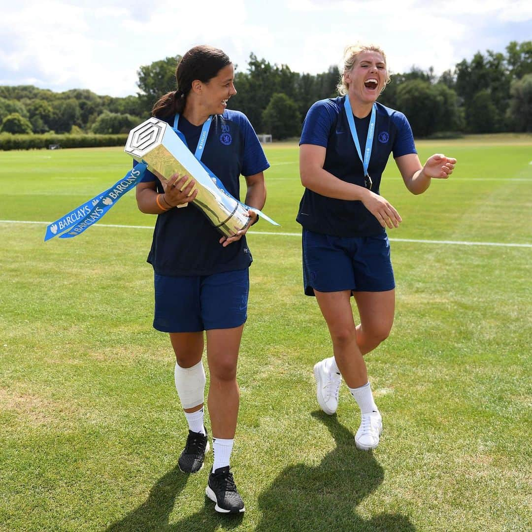 チェルシーFCさんのインスタグラム写真 - (チェルシーFCInstagram)「It was worth the wait! 😉 @ChelseaFCW 𝗳𝗶𝗻𝗮𝗹𝗹𝘆 got their hands on the @BarclaysFAWSL trophy at Cobham yesterday! 👏🏆 #CFCW #CFC #Chelsea」8月4日 20時24分 - chelseafc