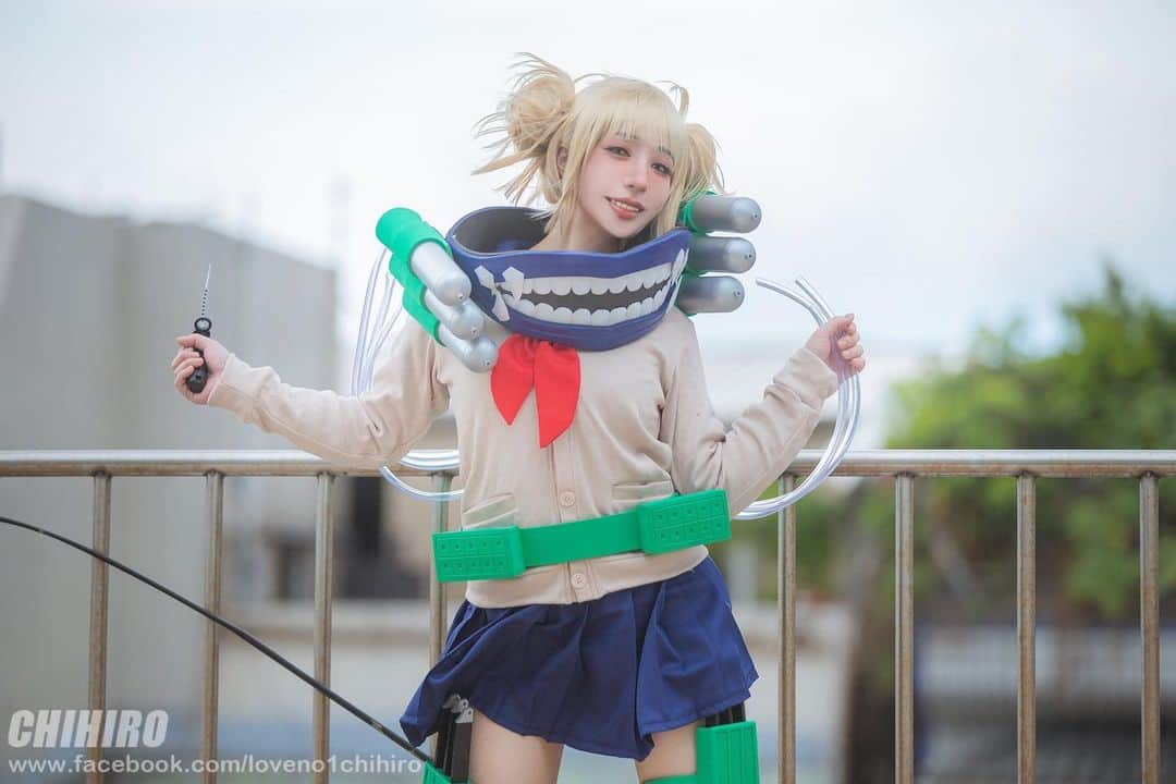 千尋さんのインスタグラム写真 - (千尋Instagram)「Would you spare some blood for me!(smile CHIHIRO finally have some confidence grinning !! Didn't have a straight teeth so wearing braces to fiz them!!! Though I still need to wear it for about 1 year.  Also took out 4 teeth so there will be some hole in my film , hope it won't be to ugly TAT...  Tomorrow will start sending out July's reward ! Please wait a little longer!!!  ✨分一點你的血給我吧(笑)✨ 最近終於敢稍微露齒笑了(〒︿〒) 因為牙齒很歪以前一直都不敢大笑 現在正在戴隱形牙套矯正中✨終於有自信一點..點。 大概還要在戴1年左右(〒︿〒)(〒︿〒)  因為拔了四顆現在還有缺洞，影片偶爾會露出來 希望大家現在不要嫌棄千尋的醜牙嗷嗷嗷(╥﹏╥) 之後就會變美了!!!  明天就發送7月份獎勵囉!請大家在等待一下(ﾉ>ω<)ﾉ  ↓↓↓渡我電子寫真購入↓↓↓ 表單★https://forms.gle/YDPhcTvjwEoCBV4Q7 蝦皮★https://shopee.tw/product/7793580/6043855151/  #MyHeroAcademia #MyHeroAcademiacosplay #僕のヒーローアカデミア #TogaHimiko #togahimikocosplay #cosplaygirl」8月4日 20時25分 - chihiro_chang