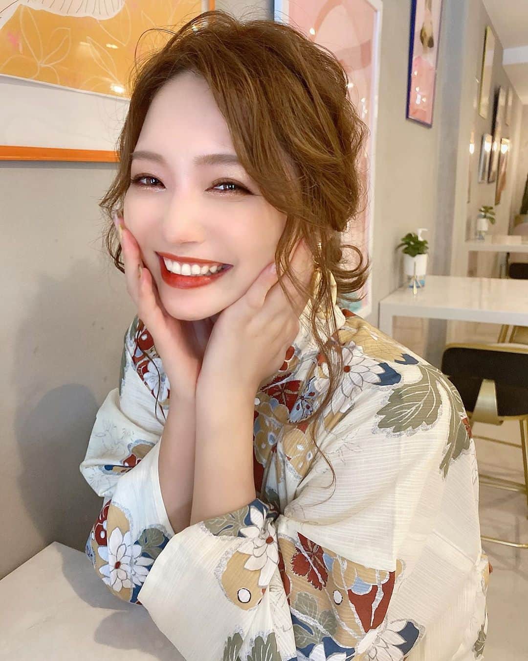 のインスタグラム：「. 京都でお仕事の際 泊まったホテルが可愛すぎたので 紹介🥴✨ 女子が好きな空間間違いなし！ インテリアどこを見ても可愛かった🥺✨ スワイプで載せてるから見てね💕 . 📍 @the_root2_hotel  京都市南区東寺東門前町49-2 . 大理石にピンクとグレーとゴールド を基調としてる部屋🥰 一階にはカフェバーもあって ドリンクも充実！🍹 最初の写真はそのカフェバースペース での写真📸 可愛いホテルやとホテル時間が 一段と楽しいよね💗 他にもおしゃれな部屋ばっかりやったから また違う部屋に泊まってみたい🤩 . 立地も京都の中心部で 観光にも最適やね😉✨ . #京都 #京都ホテル #浴衣 #京都観光  #京都旅行 #撮影 #浴衣ヘア #浴衣女子  #浴衣ヘアアレンジ #kyoto #kyotojapan」