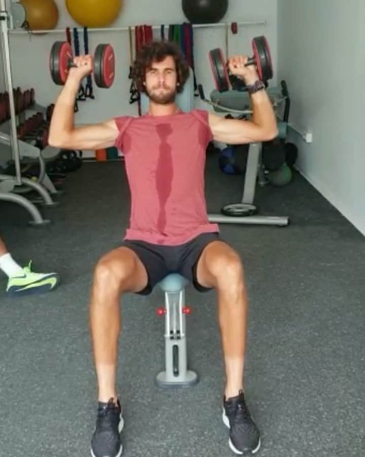 カレン・ハチャノフのインスタグラム：「Preparation continues. No pain, no gain!  😄💪🏻🔥  Подготовка к сезону продолжается. Без боли и работы результата не добиться!」