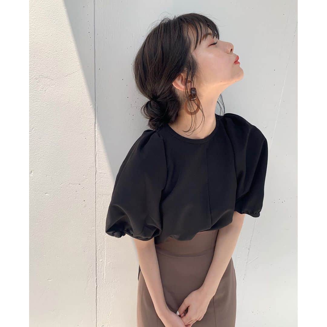 西谷菜々のインスタグラム：「. なほちゃんカットカラー💎 軽めのパツン前髪と、ブルーグレージュ。 光に当たると透け色になるのが、なほちゃんカラーの楽しいところ🥰いつもありがとう🤍  最近いつもこのピアスしてるね😂(GUです♡) #log」