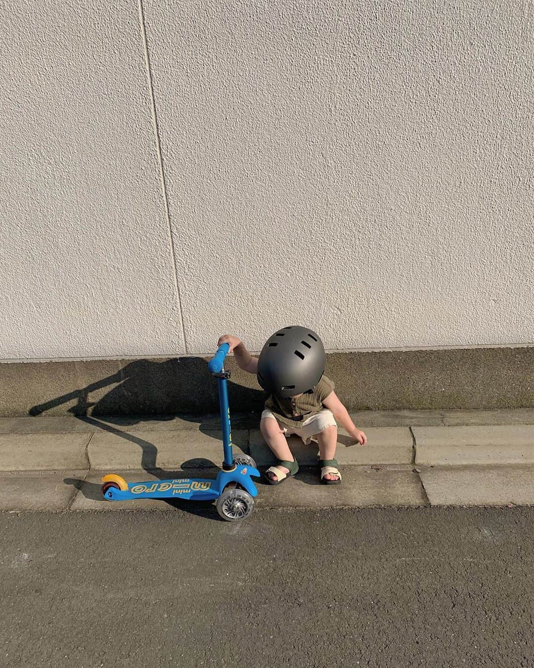 のインスタグラム：「遂にデビュー🛴💙 2輪のストライダーは まだ難しく全然できず、 3輪のこちらはスイスイ。 近くの裏の公園まで、少しのお散歩、 そういう時にとっても良い🌸 ㅤㅤㅤㅤㅤㅤㅤㅤㅤㅤㅤㅤㅤ」