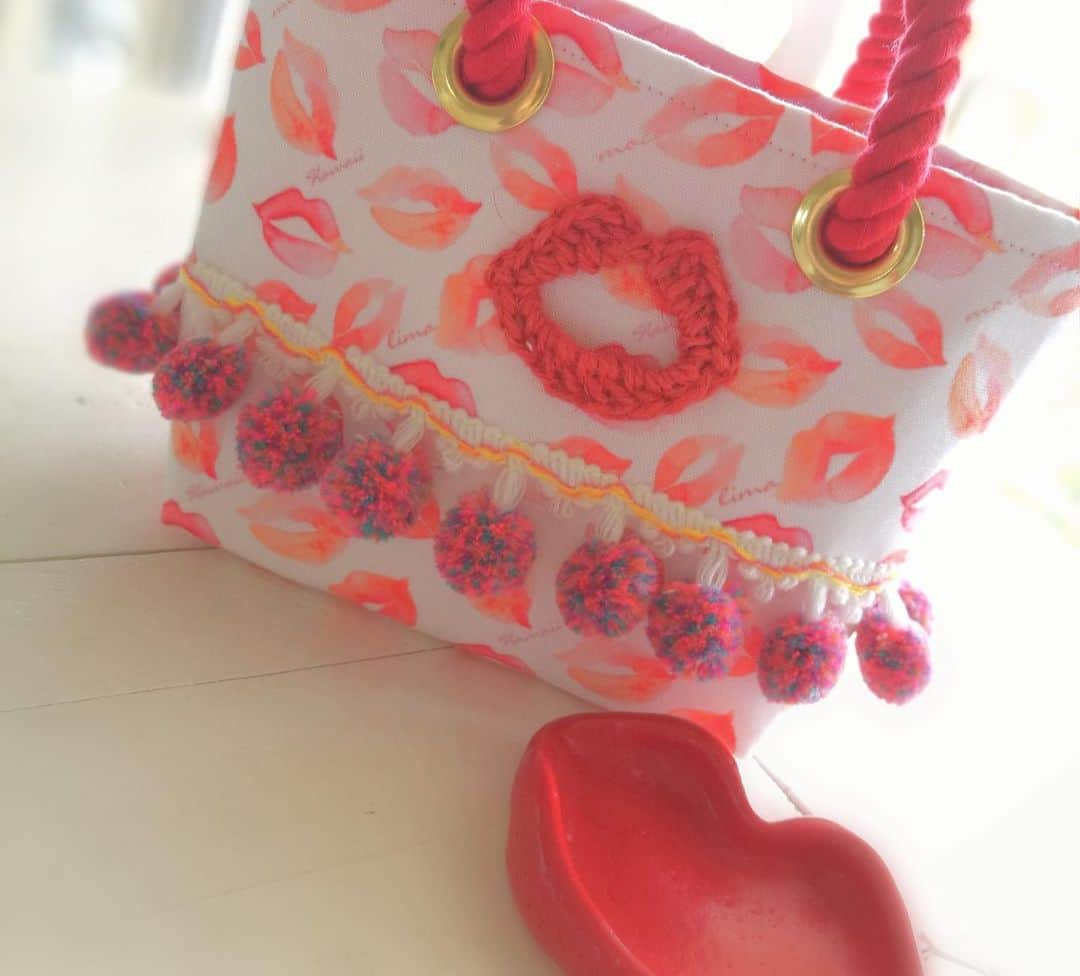 Moco Lima Hawaiiさんのインスタグラム写真 - (Moco Lima HawaiiInstagram)「Restock* Pom Pom Tote, Lips  お待たせ致しました♡ リップストート新作ご準備できました  #goodmorning#hawaii#morning#walking#feelinggood#tuesday#tacotuesday#lips#red#waikiki#mocolima#handmade#madeinhawaii#restock#shopping#funday#happydays#friends#thankyou#love#smile#ハワイ#リップ#唇#キス#バッグ#ハンドメイド#モコリマハワイ#オリジナル#販売中」8月5日 7時26分 - mocolimahawaii