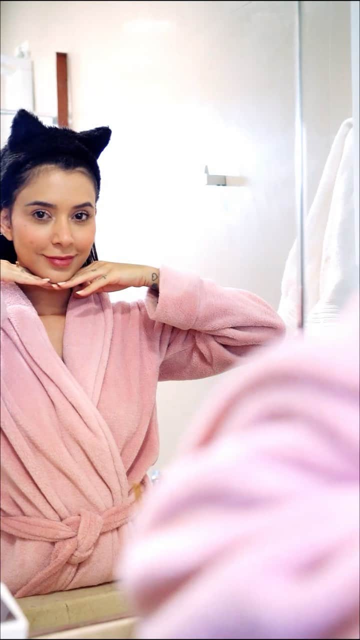 Gabriela Salesのインスタグラム：「Ela faz o close dela, bebê kkkk. Vídeozinho com os lançamentos de @quemdisseberenice, mostrando um pouco da minha rotina de beleza! Eu já era fã da marca, e agora fiquei mais ainda com esses produtos lacração que oferecem mil possibilidades! E o melhor? Além da função make, eles super tratam a pele, pois possuem ácido hialurônico e vitaminas na formulação! Vem ver meus stories que lá mostrei melhor um pouco de cada um deles ❤️   Produtos usados no vídeo:   -Booster Detox   -Base Nutrição Ativa - Cor 3F  -Lip Tint “No Make”   -Máscara 4D   *publi #rotinaspossíveis」