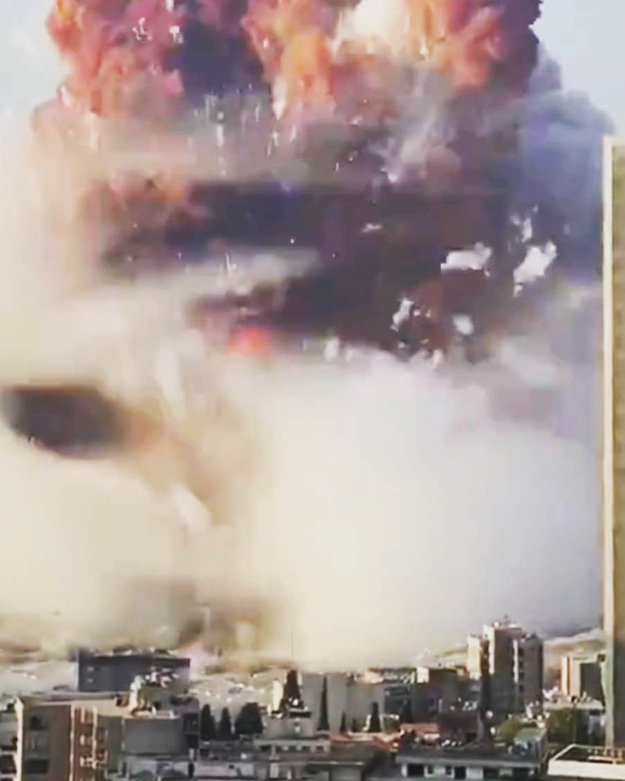 チェリーン・ダビスのインスタグラム：「My heart is with my Lebanese brothers and sisters and with the injured and the families of the victims of today’s terrifying explosion in Beirut. At a time when the country is already suffering through so much. Hospitals are at capacity because of the pandemic. The economy is collapsing. Food is scarce. Please donate to relief organizations. See link in bio.   #prayforlebanon #talkaboutlebanon #beirutblast」