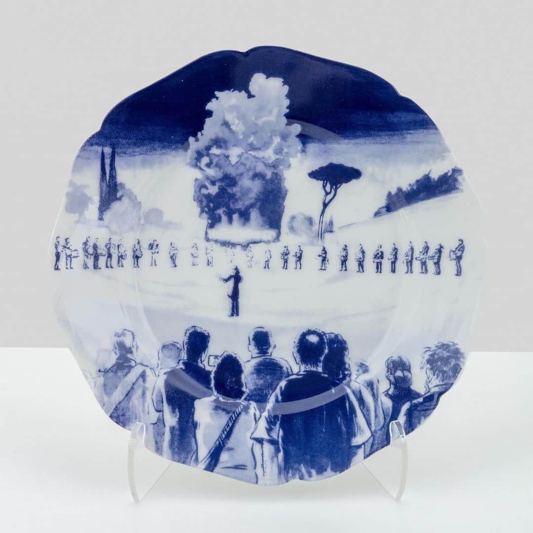 ガゴシアン・ギャラリーさんのインスタグラム写真 - (ガゴシアン・ギャラリーInstagram)「#PieroGolia: Piero Golia’s online presentation for galleryplatform.la, “The Best is Yet To Come,” closes tomorrow.  Golia hired a painter to illustrate a set of eight porcelain plates with images from his past artistic output. Each is unique in terms of content, size, and shape; together, they become a self-portrait of the places, objects, and interventions constituting his life and work. From his celebrated sculpture “Untitled (My Gold Is Yours),” exhibited at the Venice Biennale in 2013, to series of elaborate performances, “Roman Trilogy,” which use language, performers, music, and a forty-foot fireball to expose the public to a “total work of art,” the set comprises a narrative retrospective of the artist’s career.  Follow the link in our bio to view the works or to make an inquiry. __________ #Gagosian #GalleryPlatformLA @galleryplatform.la @new_atlantis  (1) Piero Golia, "Chalet Dallas," 2015–16. Closing performance. Photo: Bret Redman, courtesy Nasher Sculpture Center; (2) Piero Golia, "That's All Folks," 2020. Photo: @joshuawhitephotography; (3) Piero Golia, "Untitled (My Gold is Yours)," 2013. Presented at the Venice Biennale, 2013. Photo: Laura Einaudi; (4) Piero Golia, "Venezia," 2020. Photo: @joshuawhitephotography; (5) Piero Golia’s performance of "Roman Trilogy" at Villa Medici–Académie de France à Rome, 2016. Photo: Sebastiano Luciano; (6) Piero Golia, "La Stagione Romana," 2020. Photo: @joshuawhitephotography. Artwork © Piero Golia」8月5日 5時55分 - gagosian