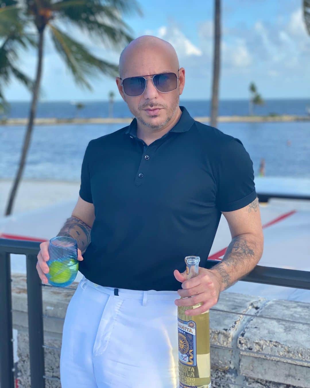 ピットブルのインスタグラム：「It’s an honor to partner and collaborate with @espanita_tequila. We’re proud to be part of a brand that has won so many awards. We’ve been drinking and sending the tequila to family, friends and business partners around the world. We’re excited to join Espanita on its exciting journey.」