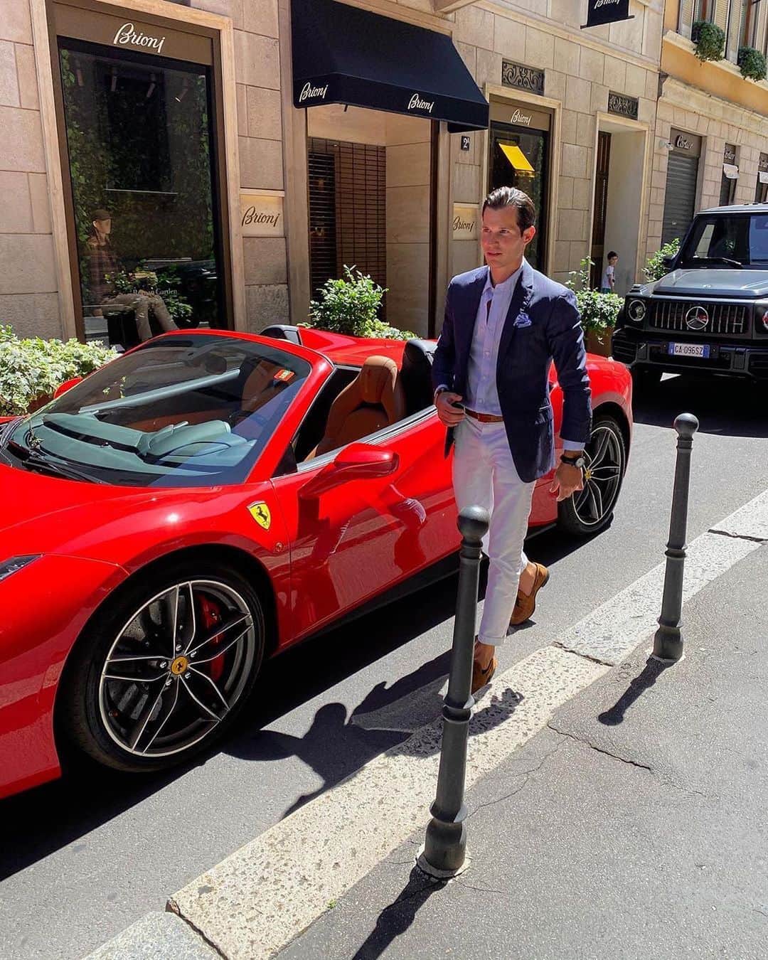 CARLiFESTYLEさんのインスタグラム写真 - (CARLiFESTYLEInstagram)「Any other color that would match better that Ferrari? 📸 @tomclaeren in Milan 🇮🇹」8月5日 6時07分 - carlifestyle