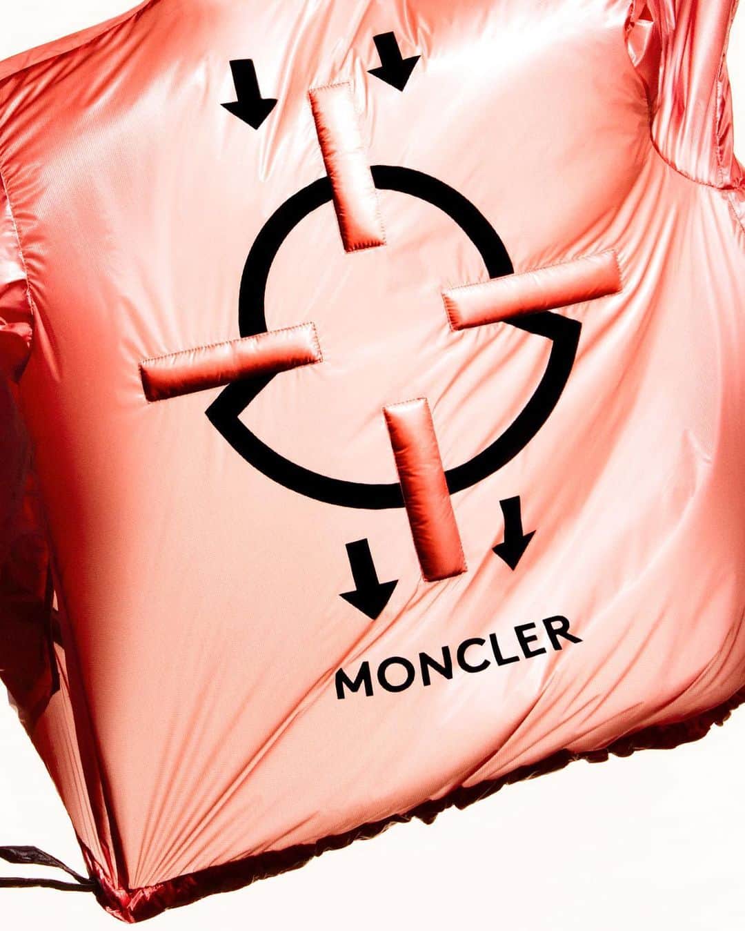 モンクレールさんのインスタグラム写真 - (モンクレールInstagram)「The forthcoming #MONCLERCRAIGGREEN collection explores volume, lightness and protection. Launching August 5th.  - #MONCLERGENIUS @craig__green」8月5日 6時00分 - moncler