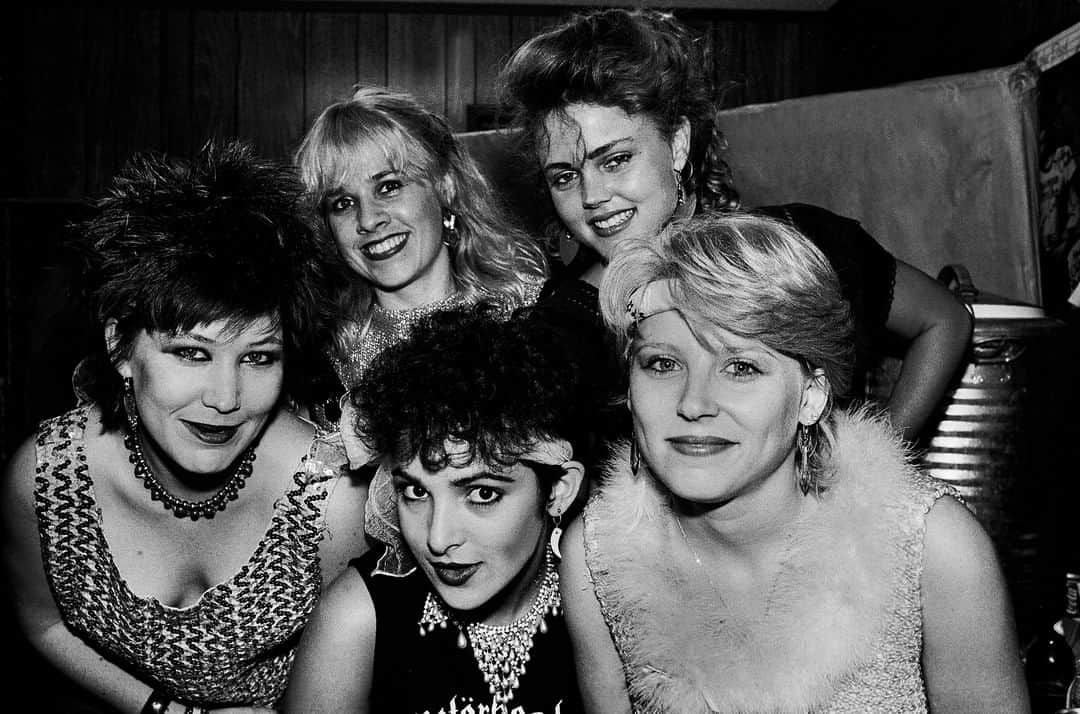 Vogueさんのインスタグラム写真 - (VogueInstagram)「When the @officialgogos formed in 1978, the concept of an all-female band that played their own instruments and didn’t have their hits crafted by a team of songwriters was still novel. Then the band's debut album Beauty and the Beat dropped during the summer of 1981, mere weeks before MTV launched with the now-iconic video of the moon landing. The band stopped playing smoky clubs and began selling out arenas on a tour that doubled as a global victory lap around their critics–of which there were plenty. The hits came back-to-back as the Go-Go’s ponied and Watusied their way to #1 on the charts, where the album stayed for six weeks.  Beauty and the Beat remains the first and only album written and performed by an all-female band to hit #1, making their continued exclusion from the Rock and Roll Hall of Fame all the more confounding. Four decades after ushering in a bold new era for rock, Vogue plunged into the valley of the Go-Go’s for an oral history with the key players who brought Beauty and the Beat to such indelible life.  Tap the link in our bio to read more.」8月5日 6時00分 - voguemagazine