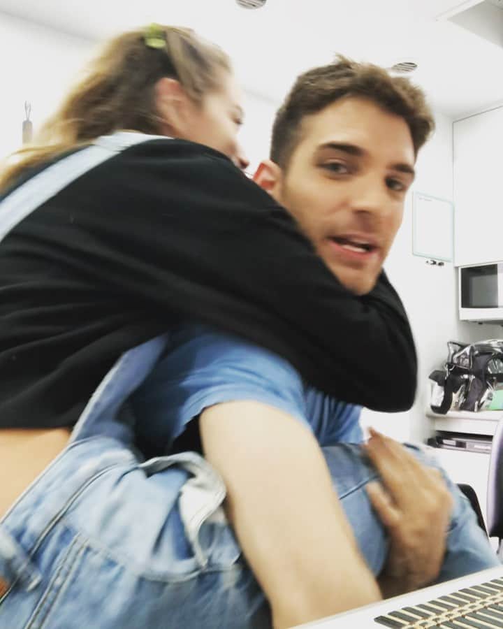 クロエ・ベネットのインスタグラム：「nothin like the old classic “I’ll flip you outta the chair” game....(!!) (??) anywayyyyyy missing the days when we could jump on our friends n stuff. Hbu?」