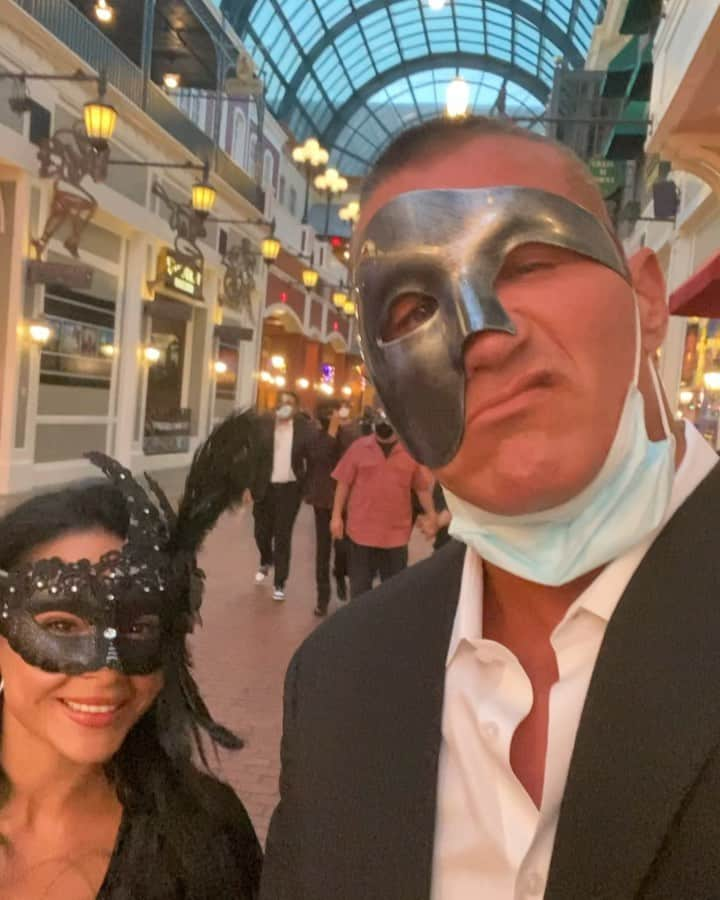 ランディ・オートンのインスタグラム：「From the other night on our way to @michaelkessler24 grad party. #masquerademask #masqueradeball」