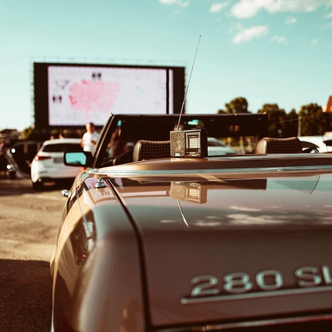 のインスタグラム：「Drive-in cinema experience at its best! #MercedesBenz #MercedesBenzMuseum #MBclassic #MercedesBenzClassic #driveincinema  Via @mercedesbenzmuseum」