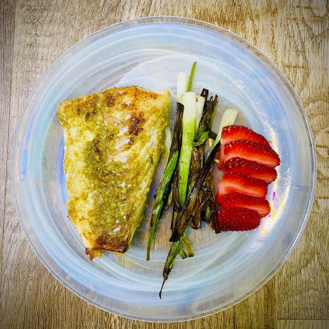 ケリスのインスタグラム：「THIS WEEKS GOLD MINE BOX , take your organic coconut,makrut lime and lemon grass rub. Add to chicken or veg or fish a table spoon of coconut oil in your skillet , if you really feel like going In add some coconut milk . 10 min lunch but outa this world LINK IN BIO Bountyandfull.com @bountyandfull it’s a lifestyle @wildalaskancompany CODE KELIS for the fish 🐟」