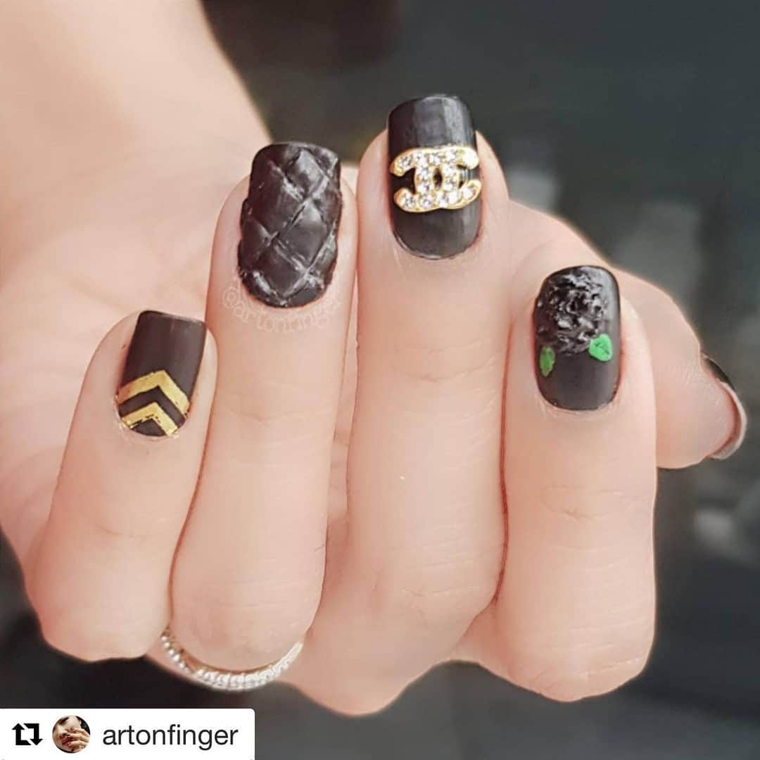 Nail Designsさんのインスタグラム写真 - (Nail DesignsInstagram)「Credit: @artonfinger  ・・・ CHANEL BOY  I have always wanted to do this lamb skin design fora long time but hadn't find the right products.  Now thanks again to Emily @bornprettystore #bornprettystore for this beautiful acrylic Dipping Powder "Soul of Bird" Product ID 48506. The powder is good for both dipping and carving.   ➡️ Swipe to see the item I used and find it from www.bornprettystore.com using my discount code CHUTX31.   #artonfinger #nailitdaily #chanel #chanelboy #dippingpowder #acrylicnails #blacknails #nailcharms #glam #luxurynails #luxury #blackrose #nailglam #nailspafeature」8月5日 6時31分 - nailartfeature