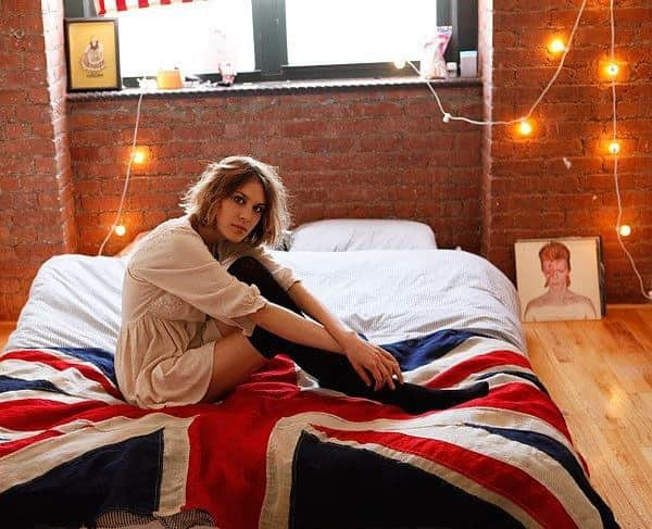 アレクサ・チャンさんのインスタグラム写真 - (アレクサ・チャンInstagram)「Awww. ‘It’s On With Alexa Chung’ photoshoot in my new Williamsburg apt circa 2009. One pink avocado toast away from being peak millennial Brit New York transplant. #bowievinyl」8月5日 6時44分 - alexachung