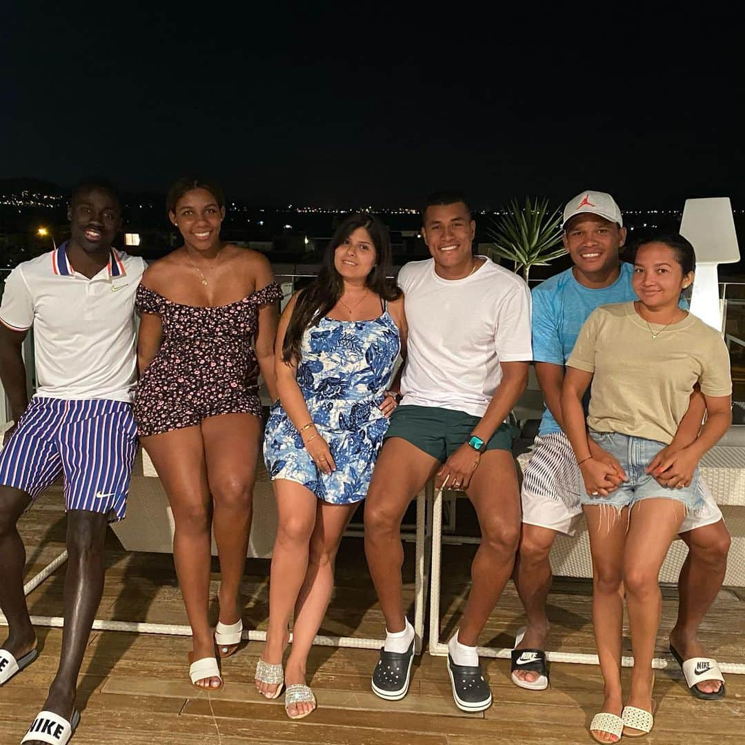 カルロス・バッカのインスタグラム：「En familia y con grandes amigos se disfrutan más las vacaciones 🏝👍💪👏 😍😘❤️ Dios los bendiga 🙏🙏🙏」