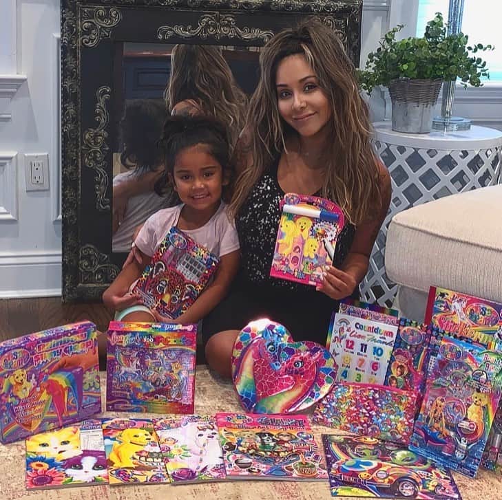 ニコール・ ポリッツィのインスタグラム：「#KeepYourKidsBusy GIVEAWAY! 👨‍👩‍👧‍👦🌈✨ Calling all of my wonderful Mawma’s struggling to keep their little ones busy and entertained! I HAVE THE PERFECT THING FOR YOU! 3 LUCKY WINNERS will win a HAUL of #LISAFRANK GOODIES! 😍 Good thing you’ll have enough to steal some for yourself...🤫💕 How to enter: 🎨 Follow @lisafrank + @snooki 🎨 Tag 3 amazing moms!  Open now until 11:59PM PST tomorrow night!」