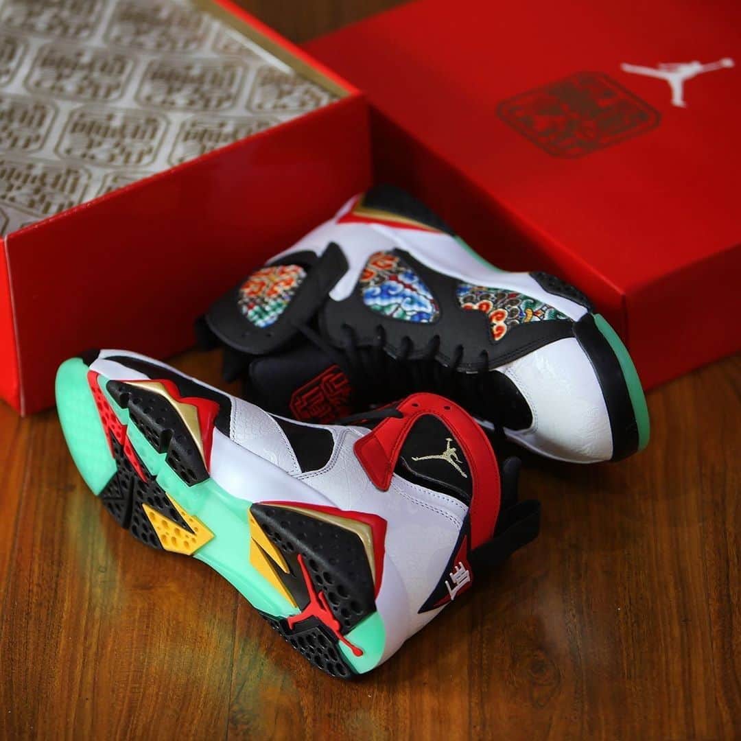 Sneaker Newsさんのインスタグラム写真 - (Sneaker NewsInstagram)「Special packaging and glow-in-the-dark outsoles will arrive with the upcoming Air Jordan 7 "China". This special edition release features a mix of patterns Eastern influence, while Chinese characters are featured on the heel. For a closer look at this release, tap the link in our bio.」8月5日 7時01分 - sneakernews