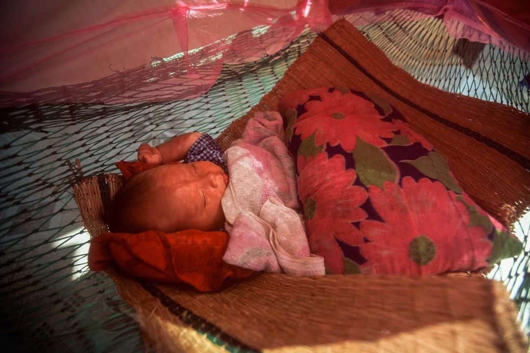 Michael Yamashitaさんのインスタグラム写真 - (Michael YamashitaInstagram)「Babies sleep cradled in fishing nets in Vietnam’s Mekong Delta. #sleepingbaby #mekong #mekongriver #mekongdelta #vietnam #hammocklife」8月5日 6時59分 - yamashitaphoto