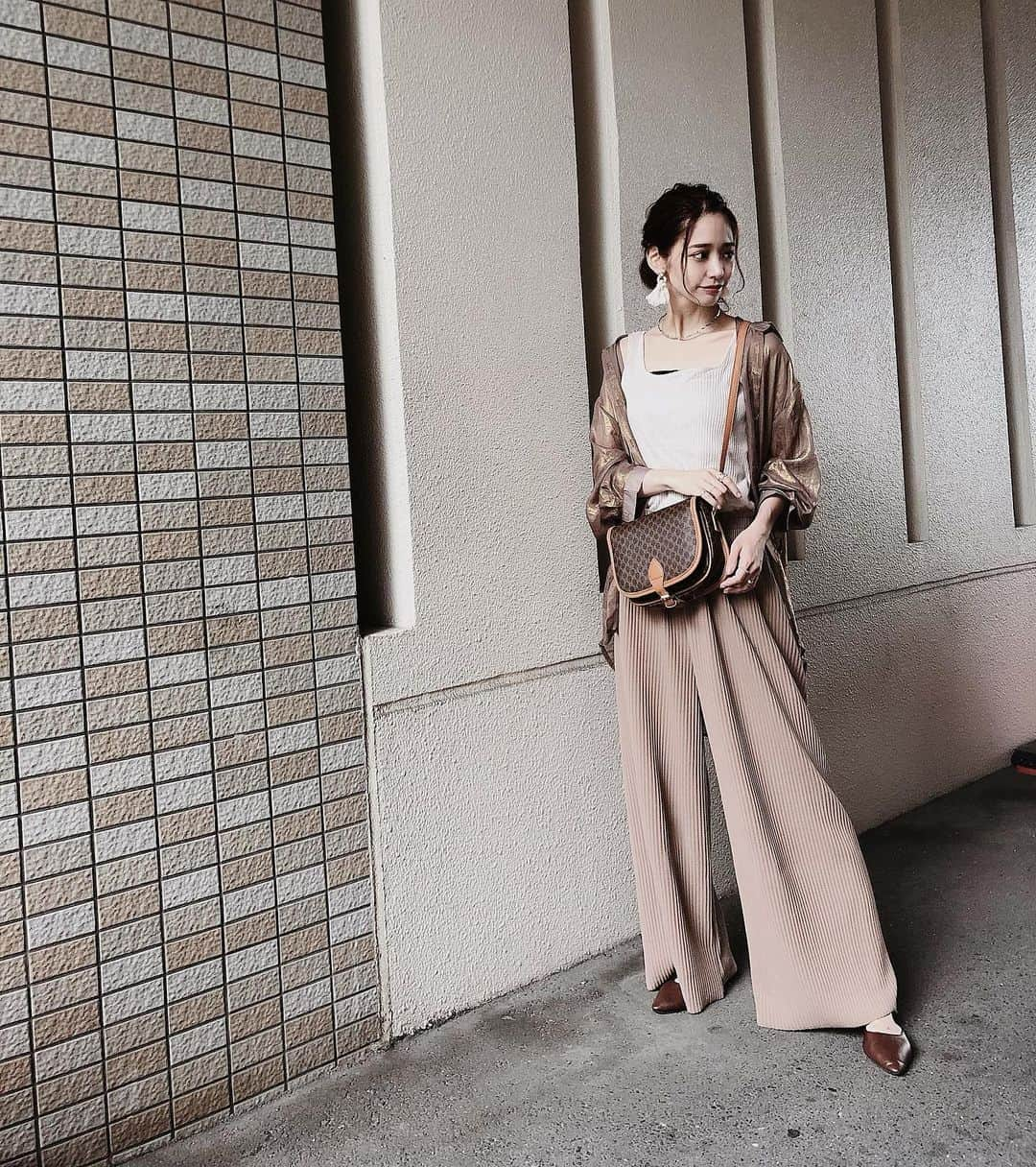 原田彩さんのインスタグラム写真 - (原田彩Instagram)「🤎🤎🤎 . tops. @pageboy_pr shirt. @iradowl_official pants. @maison_de_latir bag. @iradowl_official shoes. @shoplist_official pierce. @cierot.jp . 安定のワントーンコーデ🍪 ブラウンのシアーシャツ ゲットしてからめっちゃ着てる‪‪❤︎‬ . 室内の肌寒さにも勝てるし ただただ可愛いし言うことなし◎ . #coordinate #ootd #fashion #tagsforlikes #일본 #코디 #옷스타그램 #셀피 #팔로우 #ワントーンコーデ #ころコーデ #ブラウンコーデ #ベージュコーデ #淡色コーデ #淡色女子 #ゆるコーデ」8月5日 7時13分 - ancororiin