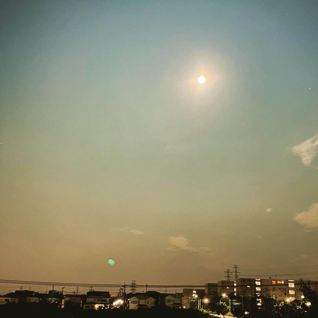 こまけいこのインスタグラム：「約8年ぶりの方と再会。  相変わらずシュッとしていてスタイリッシュさは変わらない。  常識のある距離感で話せる人は安心する。  全然違う分野だけど、表現することをしてる人だから共感できる部分があってこういうの久しぶりだなと思った。  ちょっと考えてみようかと思った。」