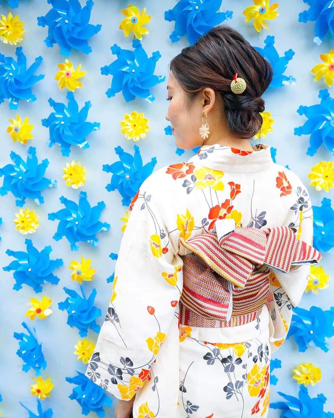 ルナさんのインスタグラム写真 - (ルナInstagram)「👘⛩👘⛩👘⛩👘⛩👘✨﻿ ﻿ 最近よくくる浅草❣️﻿ 今回は普段にないデザインの浴衣を﻿ きてみました🥰﻿ ﻿ 浅草着物レンタル&ネイル虹﻿ @asakusa_niji さんで浴衣レンタルしたよ🙏﻿ ﻿ 薄い黄色に、お花柄が可愛い💐﻿ @saki_felice のピアスとめちゃ﻿ マッチした〜🥰﻿ ﻿ ヘアセットもお任せにしたけど﻿ すごく好みの感じにしてもらえた💓﻿ ﻿ 他にも浴衣はたくさん種類がありましたよー💓﻿ まゆちゃん(@maayu_i227 )の着てる﻿ グリーンの浴衣も可愛かった✨﻿ ﻿ ﻿ ＊﻿ ＊﻿ ＊﻿ ﻿ ﻿ #浅草着物レンタル虹 #浅草レンタル着物 #浅草レンタル浴衣 #浅草着物レンタル #浅草浴衣レンタル #浅草ネイルサロン虹 #浴衣レンタル可愛い #トリドリベース #浴衣 #浴衣散策 #浅草浴衣 #浅草浴衣レンタル #浴衣レンタル浅草 #着物レンタル #着物 #浅草着物  #浅草散策  #浴衣ヘア #浴衣ヘアアレンジ #浴衣ヘアセット #着物ヘア #着物ヘアアレンジ #asakusa #asakusatokyo #pr #asakusatemple #kimono #yukata #yukatarental  #japanesegirl」8月4日 22時24分 - runakumaa