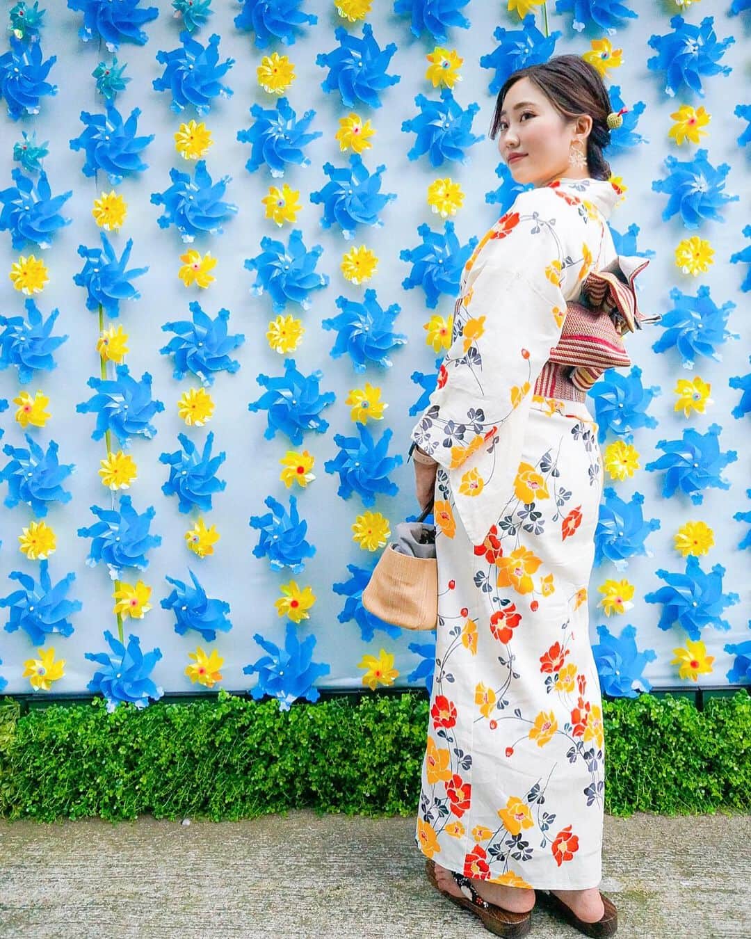 のインスタグラム：「👘⛩👘⛩👘⛩👘⛩👘✨﻿ ﻿ 最近よくくる浅草❣️﻿ 今回は普段にないデザインの浴衣を﻿ きてみました🥰﻿ ﻿ 浅草着物レンタル&ネイル虹﻿ @asakusa_niji さんで浴衣レンタルしたよ🙏﻿ ﻿ 薄い黄色に、お花柄が可愛い💐﻿ @saki_felice のピアスとめちゃ﻿ マッチした〜🥰﻿ ﻿ ヘアセットもお任せにしたけど﻿ すごく好みの感じにしてもらえた💓﻿ ﻿ 他にも浴衣はたくさん種類がありましたよー💓﻿ まゆちゃん(@maayu_i227 )の着てる﻿ グリーンの浴衣も可愛かった✨﻿ ﻿ ﻿ ＊﻿ ＊﻿ ＊﻿ ﻿ ﻿ #浅草着物レンタル虹 #浅草レンタル着物 #浅草レンタル浴衣 #浅草着物レンタル #浅草浴衣レンタル #浅草ネイルサロン虹 #浴衣レンタル可愛い #トリドリベース #浴衣 #浴衣散策 #浅草浴衣 #浅草浴衣レンタル #浴衣レンタル浅草 #着物レンタル #着物 #浅草着物  #浅草散策  #浴衣ヘア #浴衣ヘアアレンジ #浴衣ヘアセット #着物ヘア #着物ヘアアレンジ #asakusa #asakusatokyo #pr #asakusatemple #kimono #yukata #yukatarental  #japanesegirl」