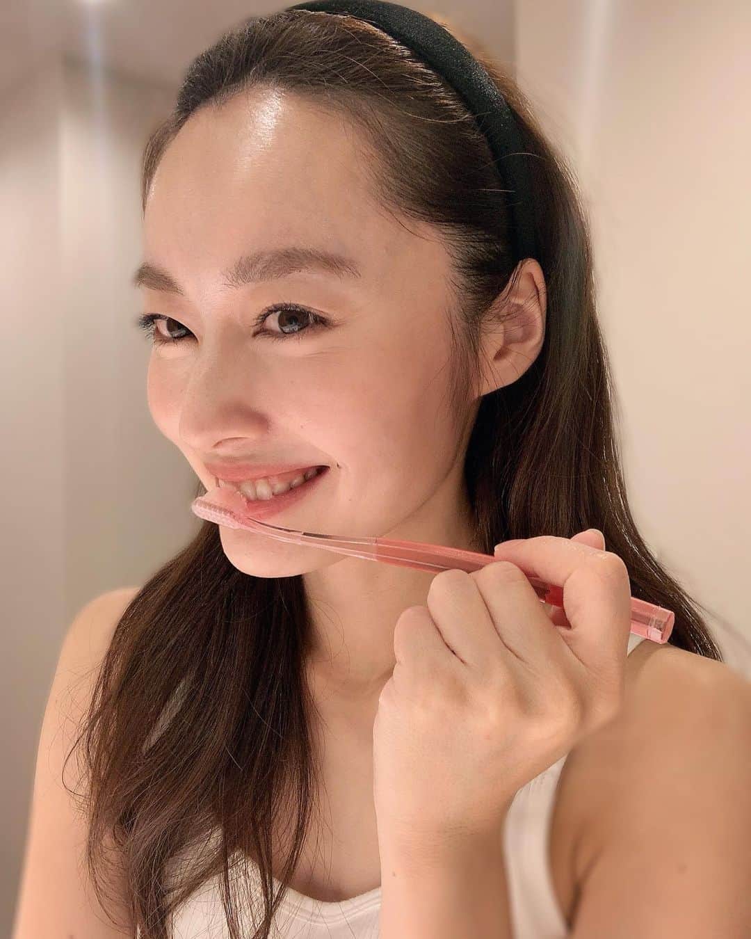 小祝麻里亜のインスタグラム：「今日も天気良かったですね☘️ テレビショッピングで気になってた、奇跡の歯ブラシに変えたら磨き残しが気にならなくなったので、旦那さんの歯ブラシも一緒に変えてみました🤗　  そしたら磨き残しなくなったらしく、感動してました😂🦷 ． ． 歯医者さんに強く磨いちゃダメ🙅‍♀️って言われてたから優しく磨くようにしてるんだけど、今度は磨き残しが気になっちゃって…これはブラシがピラミッド形状になってるからか、大丈夫でした😍❣️  歯ブラシ難民だったから良かったぁ☘☘ ． ．  ＿＿＿＿＿＿＿＿ #칫솔　#양치질　#oralcare #pr #toothbrush #tooth #morningroutine #奇跡の歯ブラシ #歯ブラシ #歯磨き #魔法の歯ブラシ#オーラルケア」