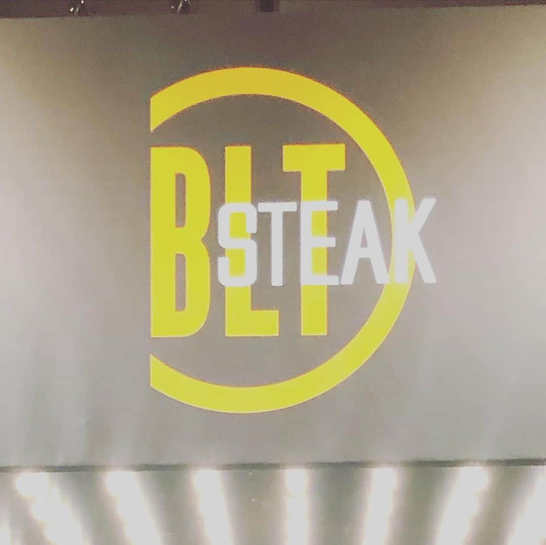 依布サラサさんのインスタグラム写真 - (依布サラサInstagram)「先日、新しくなった BLT STEAK ROPPONGI のレセプションにお誘い頂きました🥩 感染対策に力を入れ、ダイニングやテラスを改装され、しっかりと距離をとれる店内、個室もあり、入口には自動検温の機会、アルコール消毒などストレスフリーに入店できます🙆‍♀️ テーブルにはマスク入れもありました👌 お料理は申し分なく、美味しいマグロのタルタル(なんか定期的に食べたくなりますよね🤤) BLT の有名なポップオーバー、 待ってましたー‼️ていう立派なTボーンステーキ🥩サーロインとフィレ、お肉にしっかり味がついてるんですが、BLTではチミチュリソースが付いてきます。このチミチュリが、、ほんっとーに口をさっぱりさせてくれていくらでもお肉たべれちゃうんです😭 えーと、、パセリとニンニクと、、？とにかくチミチュリ‼️最高❣️ デザートはテラスで風を感じながら美味しくいただきました🍰 ランチもやっているので、今度はお昼にも伺いたいです👌  #bltsteak  #bltsteakroppongi #bltsteak六本木　#steak #六本木　#チミチュリ　#チミチュリソースってムダに言いたい #ポップオーバー　#リニューアルオープン」8月4日 22時19分 - sarasaifu