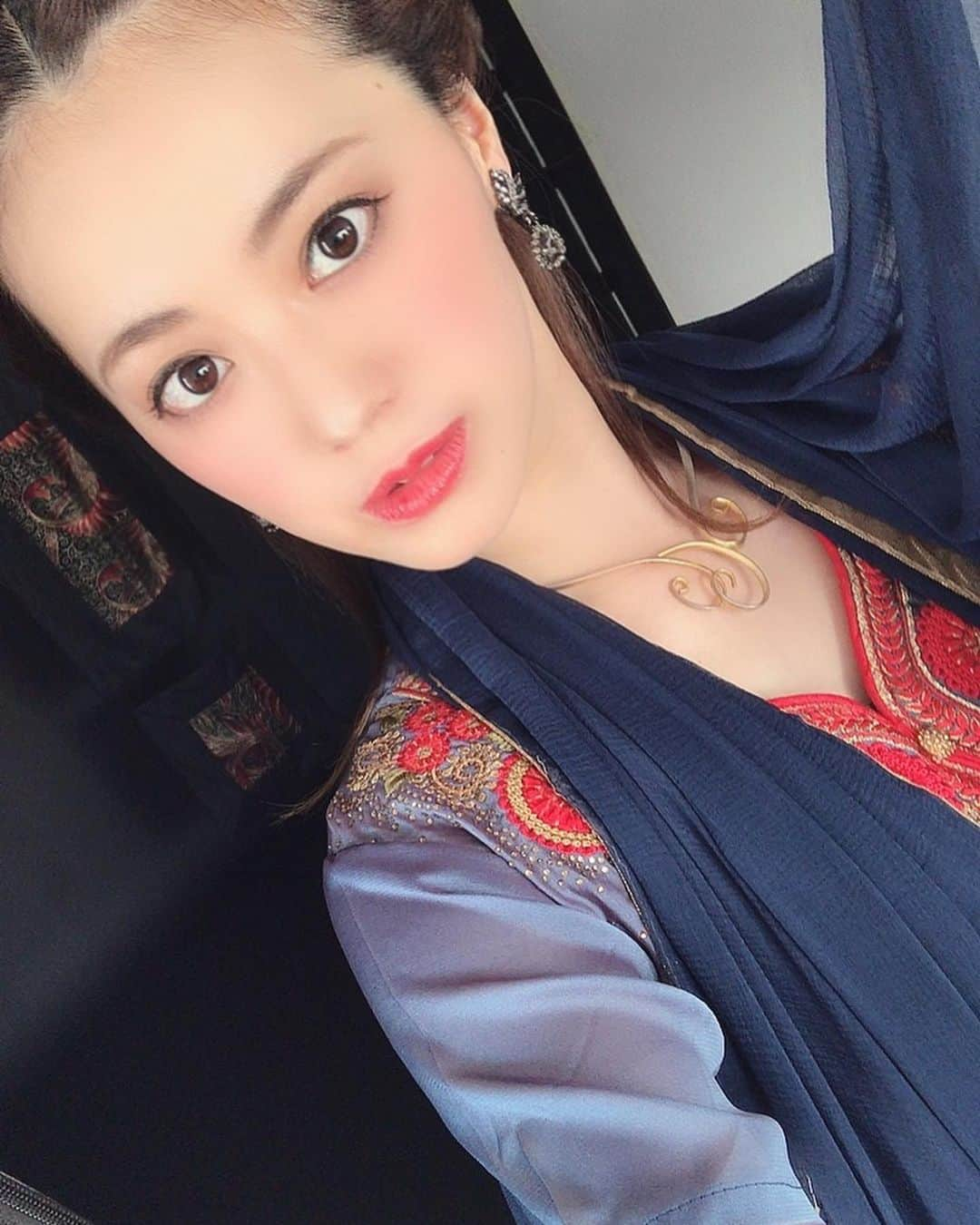 堀有里さんのインスタグラム写真 - (堀有里Instagram)「三国志の呂玲綺役やりますっっ！！！  気になった方は是非コメントくださいねっっ！  #三国志　#スリキン2020 #ヴィジュアル　#撮影　#threekingdoms #呂布　#呂玲綺　#舞台　#芝居　#衣装　#中国衣装　#チャイナ　#チャイナ服　#かんざし　#China #おしゃれな衣装 #お団子　#コスプレ #おでこ全開　#赤リップ　#中国風メイク #赤シャドウ #濃いめメイク」8月4日 22時20分 - _horiyuri_