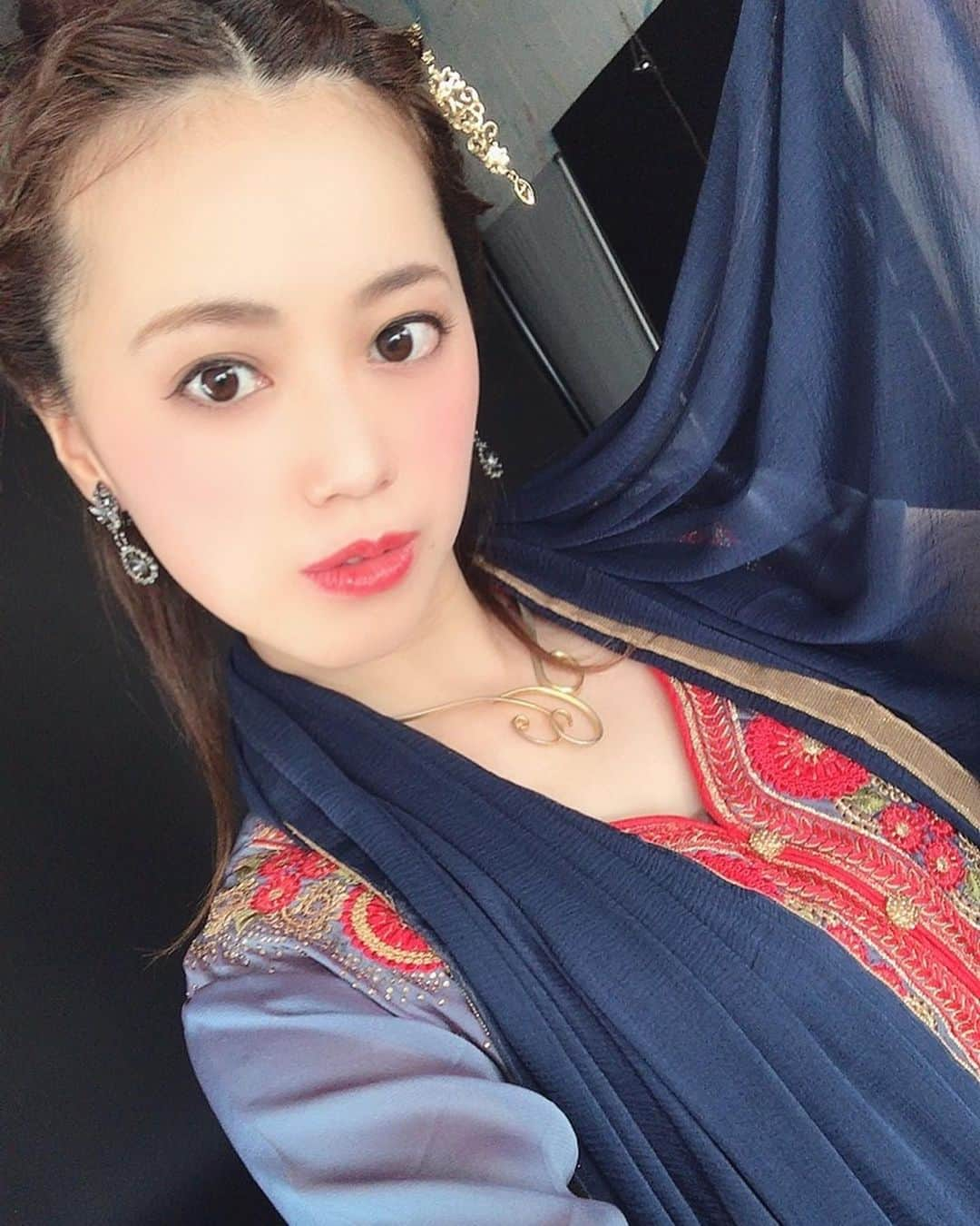 堀有里のインスタグラム：「三国志の呂玲綺役やりますっっ！！！  気になった方は是非コメントくださいねっっ！  #三国志　#スリキン2020 #ヴィジュアル　#撮影　#threekingdoms #呂布　#呂玲綺　#舞台　#芝居　#衣装　#中国衣装　#チャイナ　#チャイナ服　#かんざし　#China #おしゃれな衣装 #お団子　#コスプレ #おでこ全開　#赤リップ　#中国風メイク #赤シャドウ #濃いめメイク」